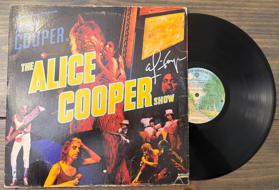 🎸🔥Alice Cooper Hand Signed “The Alice Cooper Show” Vinyl Album – Beckett Witnessed Authentic 🔥🎸