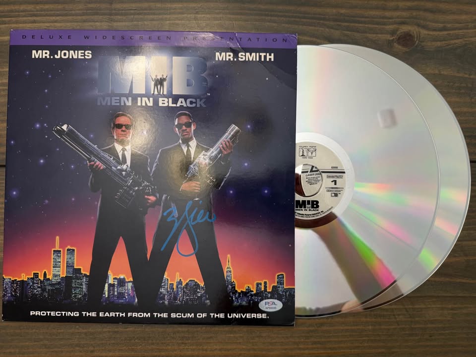 👽🎬 PSA AUTHENTIC Will Smith Signed Men in Black LaserDisc Album – Rare Vintage Movie Collectible!