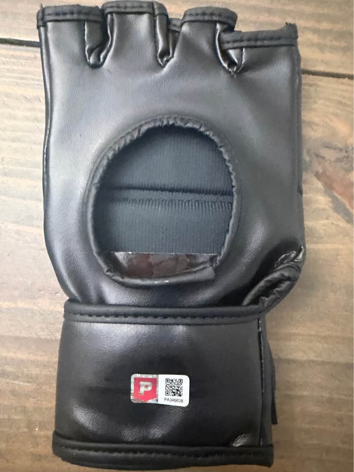 🔥 Johnny Walker Signed MMA Glove (Pristine)