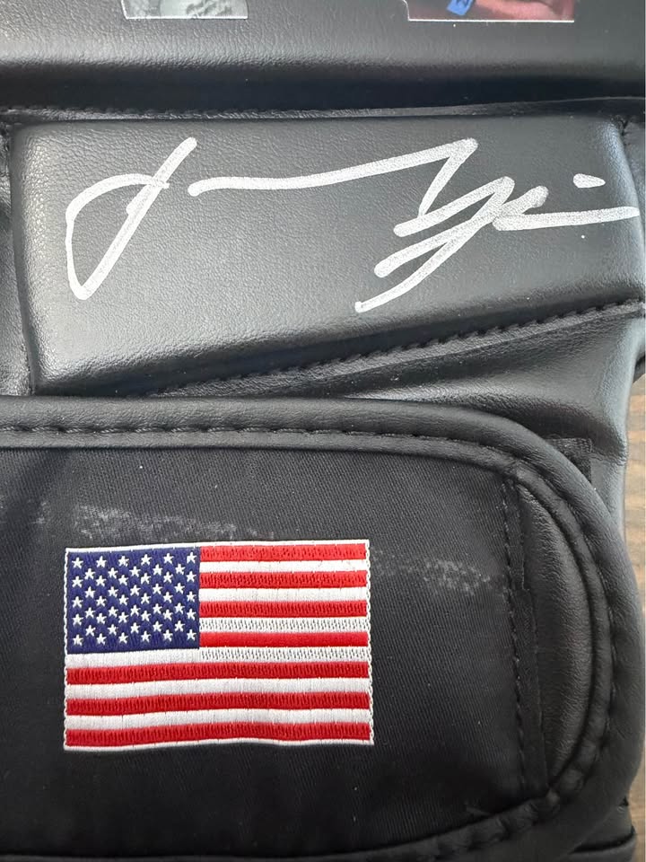 🥊 Jamahal Hill Signed MMA Glove – Beckett Authenticated (Sweet Dreams Design!)