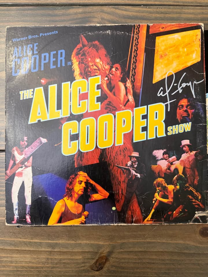 🎸🔥Alice Cooper Hand Signed “The Alice Cooper Show” Vinyl Album – Beckett Witnessed Authentic 🔥🎸