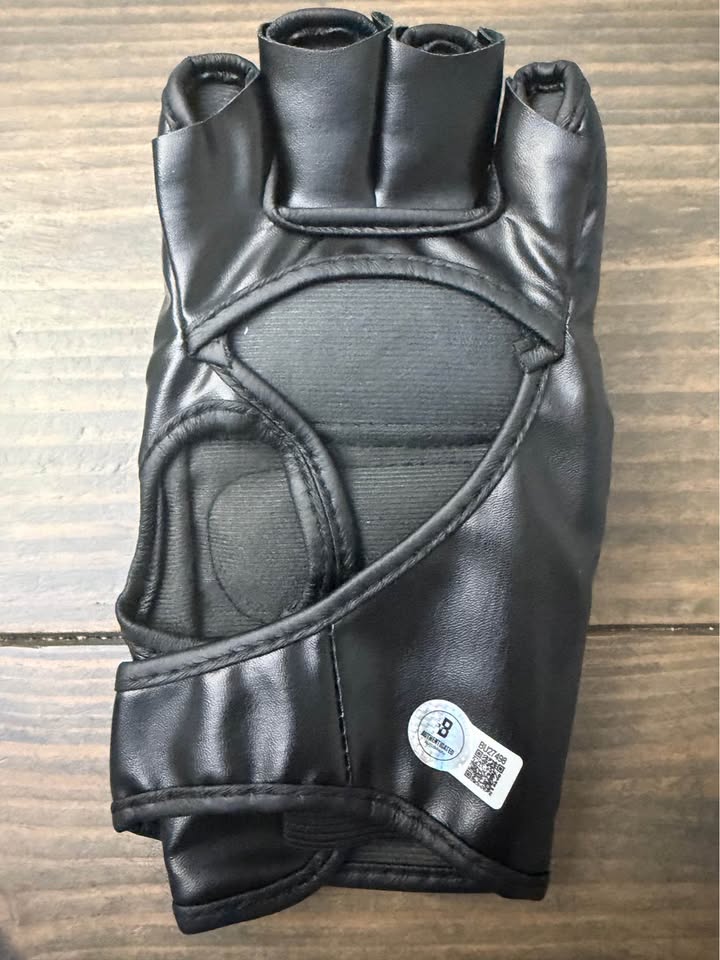 🥊 Derrick Lewis Signed MMA Glove (Beckett BU27498) – Autographed UFC Collectible