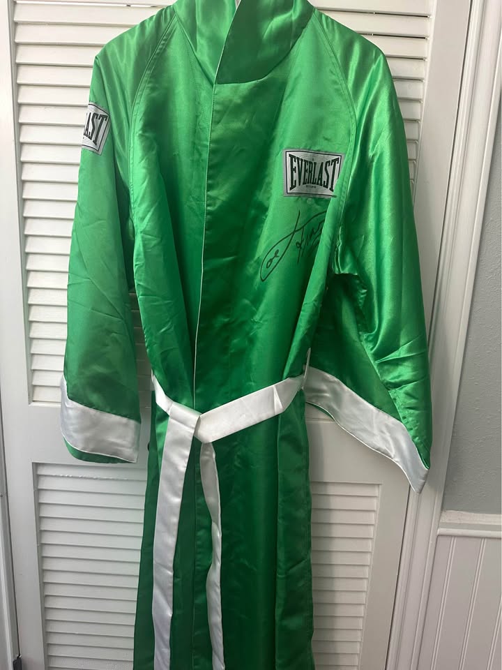🥊 Joe Frazier Signed Everlast Robe – Dual Authenticated (Beckett & Steiner Sports)