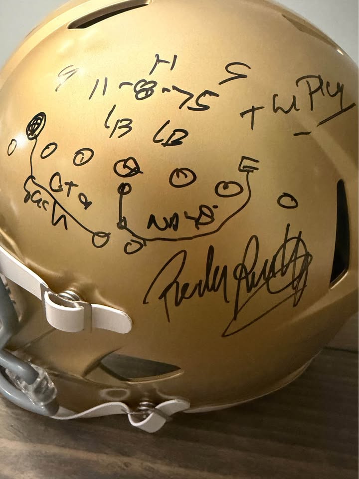 🏈 Rudy Ruettiger Dual-Signed Notre Dame Full-Size Helmet – Beckett Witnessed – Quote + Play Diagram