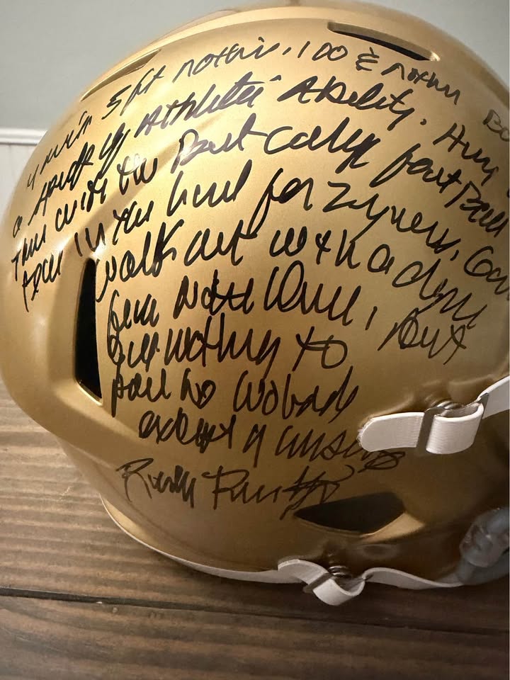 🏈 Rudy Ruettiger Dual-Signed Notre Dame Full-Size Helmet – Beckett Witnessed – Quote + Play Diagram